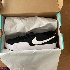 Nike SB Blzr court sneakers 7.5M/9W